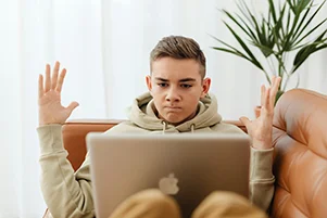 Begeleiding jongeren autisme Jongen met laptop